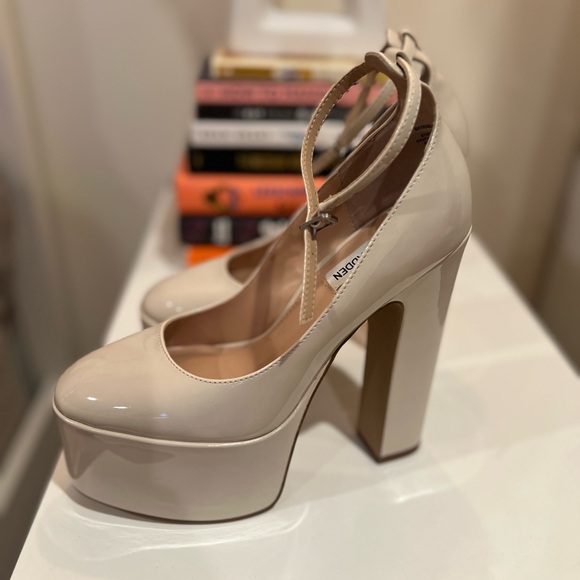 Steve Madden Skyrise Platform Pump size 7.